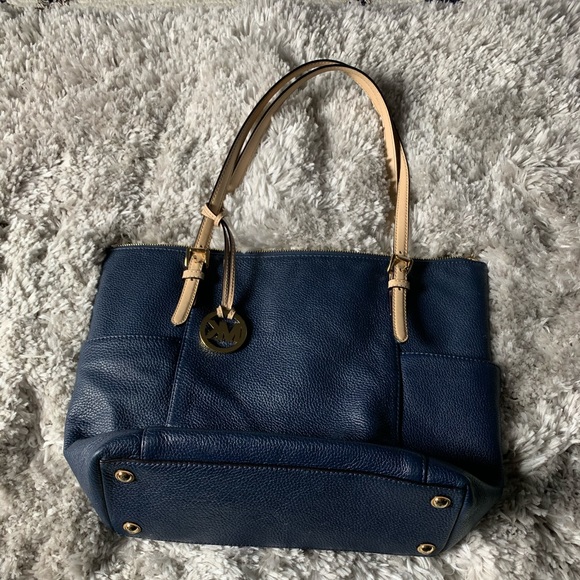 Michael Kors Jet Set Travel Navy Blue bag. - Picture 2 of 6